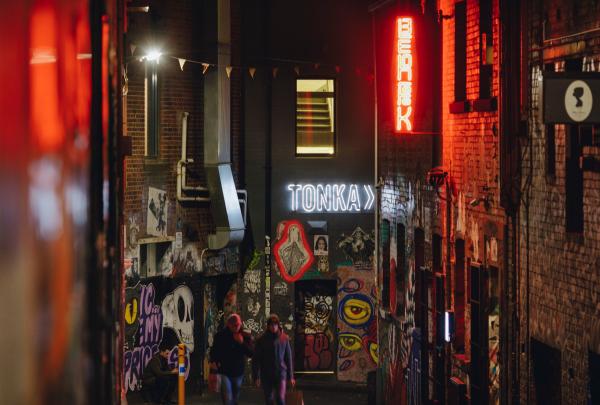 维多利亚州，墨尔本，达克波德巷 © 维多利亚州旅游局版权所有