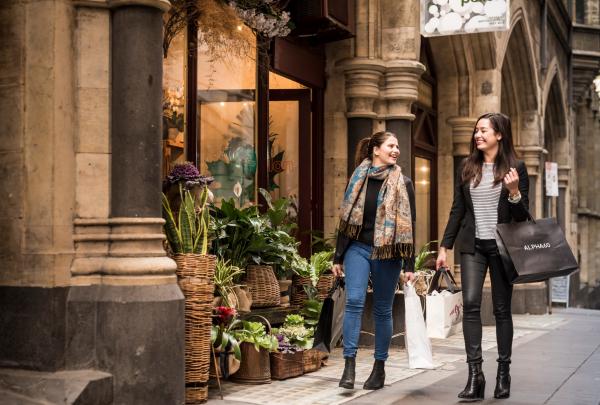 维多利亚州，墨尔本，在福林德街购物 © 维多利亚州旅游局版权所有