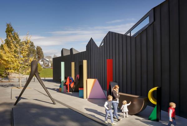 一家人在海德当代艺术博物馆的雕塑旁漫步 © 海德当代艺术博物馆版权所有