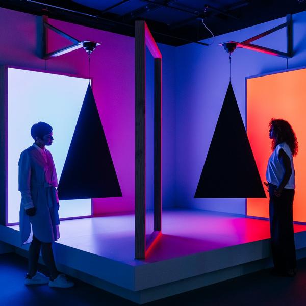  维多利亚州，墨尔本 ACMI，Taree Mackenzie 的作品，青色和红色，三角形，佩珀尔幻象效应 © 墨尔本 ACMI 版权所有