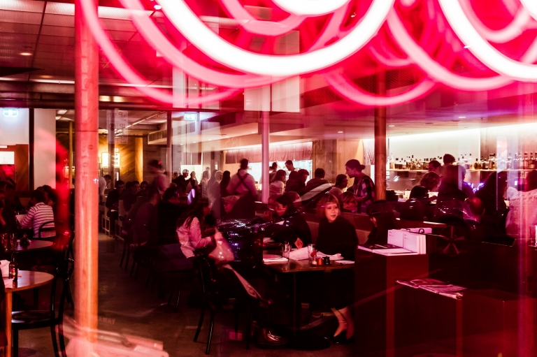 墨尔本,Supernormal 餐厅内明亮的霓虹灯和熙熙攘攘的顾客 © Trader House Restaurants,Nikki To 版权所有 墨尔本,Supernormal 餐厅内明亮的霓虹灯和熙熙攘攘的顾客 © Trader House Restaurants,Nikki To 版权所有