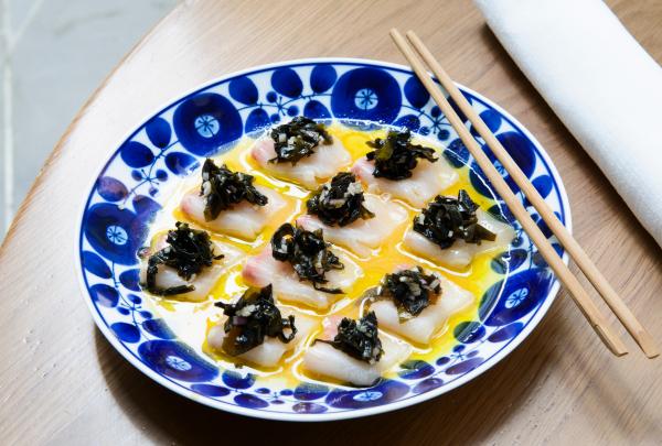 维多利亚州，墨尔本，Supernormal 的生鱼片 © Trader House Restaurants，Jo McGann 版权所有