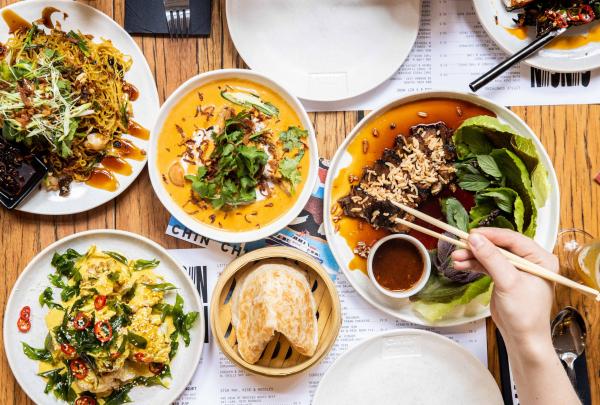维多利亚州，墨尔本，Chin Chin 餐厅的东南亚菜肴 © LUCAS Restaurants 版权所有
