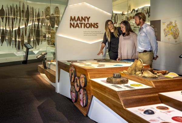 维多利亚州，墨尔本博物馆，Bunjilaka 原住民文化中心 © 澳大利亚旅游局，Archie Sartracom 版权所有