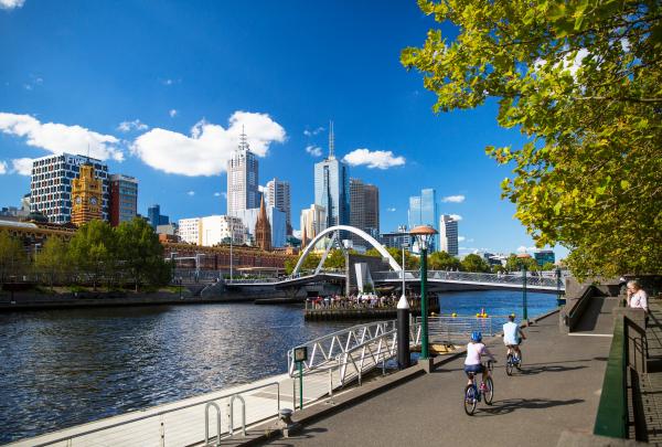 维多利亚州，自行车运动员在墨尔本的南岸骑车 © ©Josie Withers Photography 版权所有