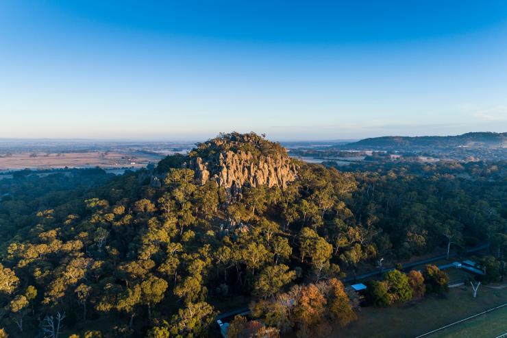 维多利亚州，戴尔斯福特和马其顿山脉，悬岩国家公园（Hanging Rock National Park）© 维多利亚州旅游局版权所有