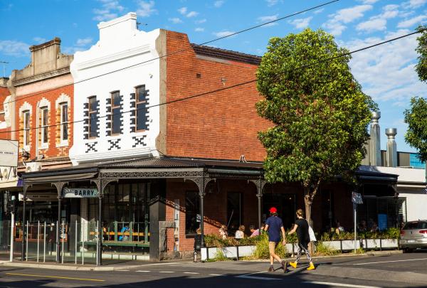 穿过墨尔本高原街马路的购物者 © 维多利亚州旅游局版权所有