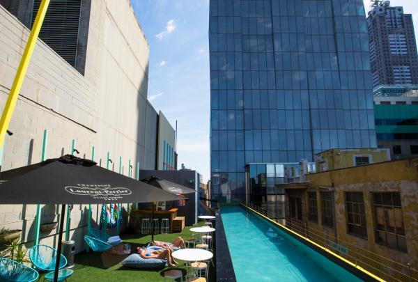 维多利亚州，墨尔本，爱德菲酒店 © 维多利亚州旅游局，Josie Withers 版权所有