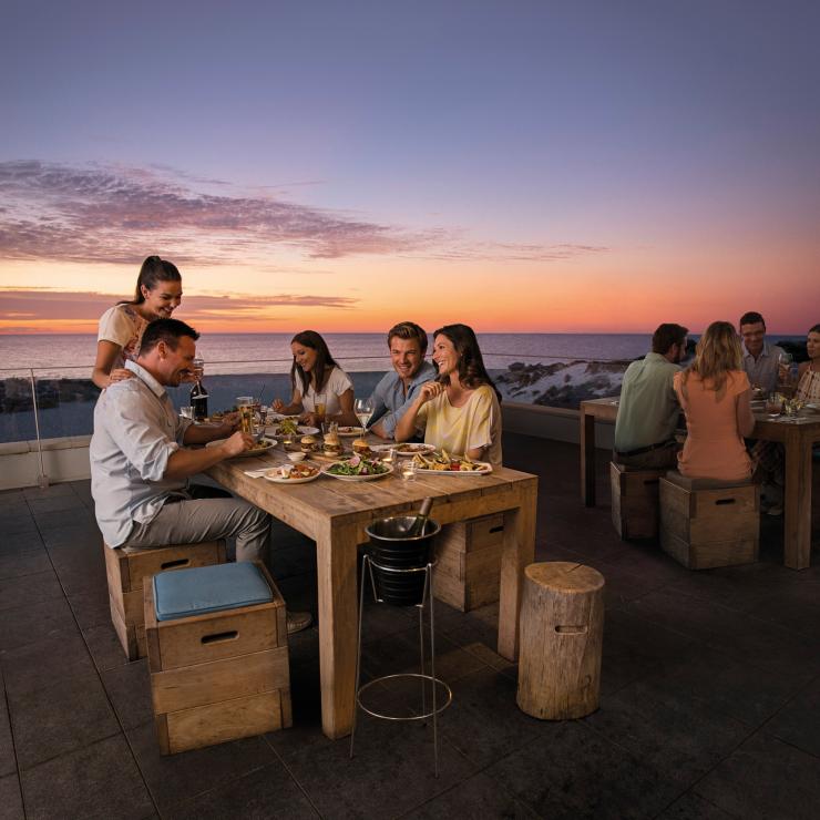 日落时分在 Bib and Tucker 用餐的一群友人 © 澳大利亚旅游局版权所有