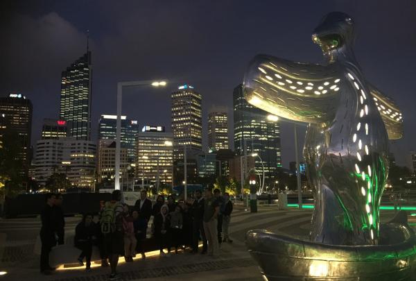 Djurandi Dreaming 的 Justin Martin 在珀斯为梦幻时光码头夜游之旅带队 © Djurandi Dreaming 版权所有