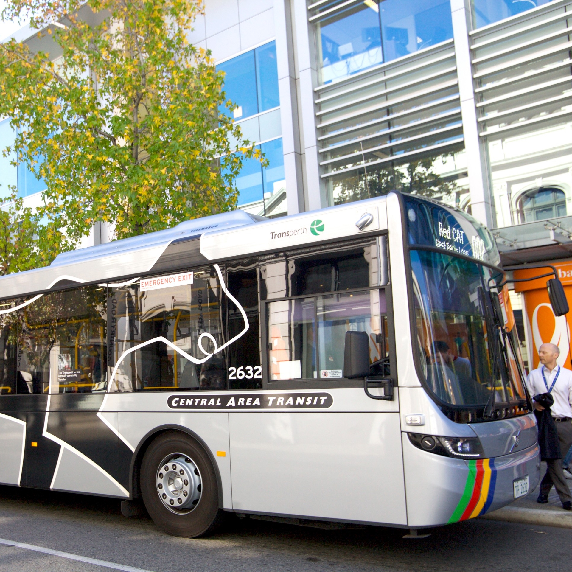 珀斯中央商务区 CAT 城市巴士的侧面 © 澳大利亚旅游局版权所有