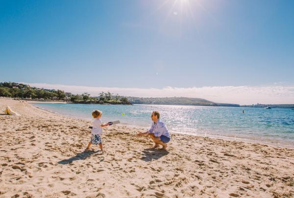 悉尼鲍莫路海滩上的父子 © 澳大利亚旅游局版权所有