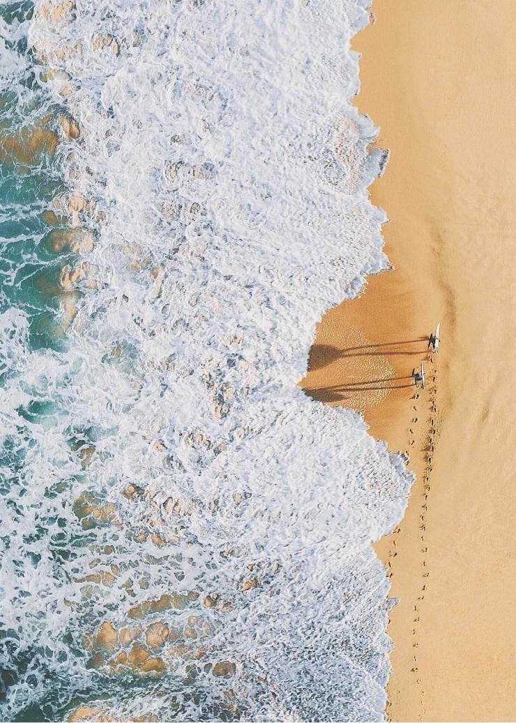 空中鸟瞰悉尼附近的棕榈海滩上的冲浪者 © Adam Krowitz 版权所有