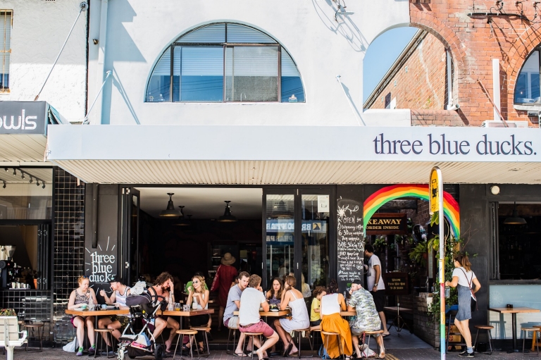 新南威尔士州，布朗特，三只蓝鸭子（Three Blue Ducks）餐厅中配有牛油果和荷包蛋的吐司 © 新南威尔士州旅游局版权所有