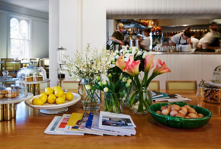 新南威尔士州，悉尼，达令赫斯特，Bills 摆满鲜花和杂志的餐桌 © Megann Evans Photography 版权所有