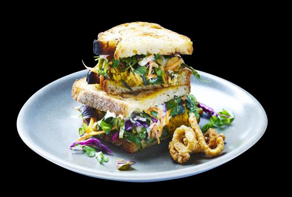 新南威尔士州，悉尼，Boon Café 的青辣椒酱三明治 © John Paul Urizar 和 Bauer Media《Australian Gourmet Traveller》版权所有