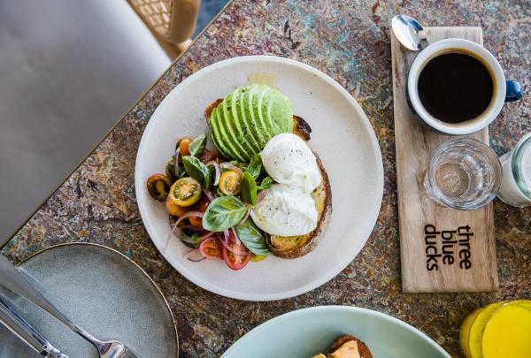 新南威尔士州，布朗特，三只蓝鸭子（Three Blue Ducks）餐厅中配有牛油果和荷包蛋的吐司 © 新南威尔士州旅游局版权所有