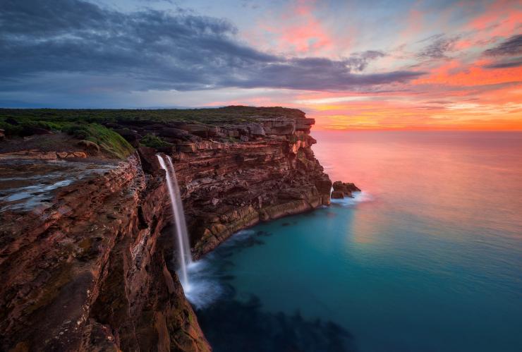 悉尼皇家国家公园，库拉卡龙瀑布和老鹰岩的日出 © 新南威尔士州旅游局版权所有