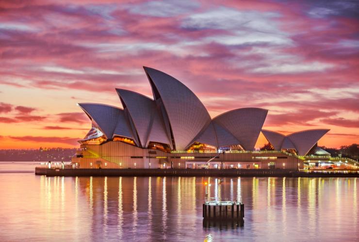  新南威尔士州，悉尼，夕阳下的悉尼歌剧院 © Keith Zhu/Unsplash 版权所有