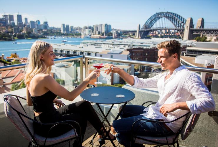 悉尼亨利 • 迪恩屋顶酒吧里的一对情侣 © 新南威尔士州旅游局版权所有