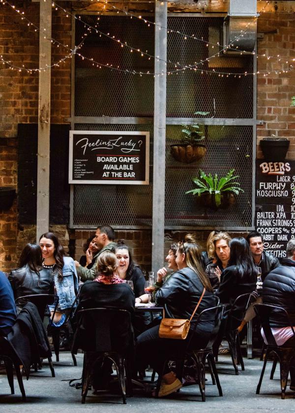 在悉尼的 Since I Left You 酒吧就座 © Ashley Mar 版权所有