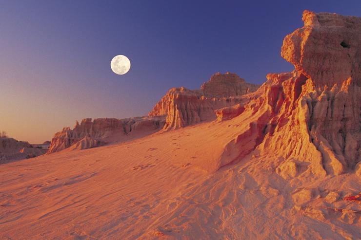 新南威尔士州内陆,蒙哥国家公园,中国墙,满月的天空 © 新南威尔士州旅游局版权所有 新南威尔士州内陆,蒙哥国家公园,中国墙,满月的天空 © 新南威尔士州旅游局版权所有