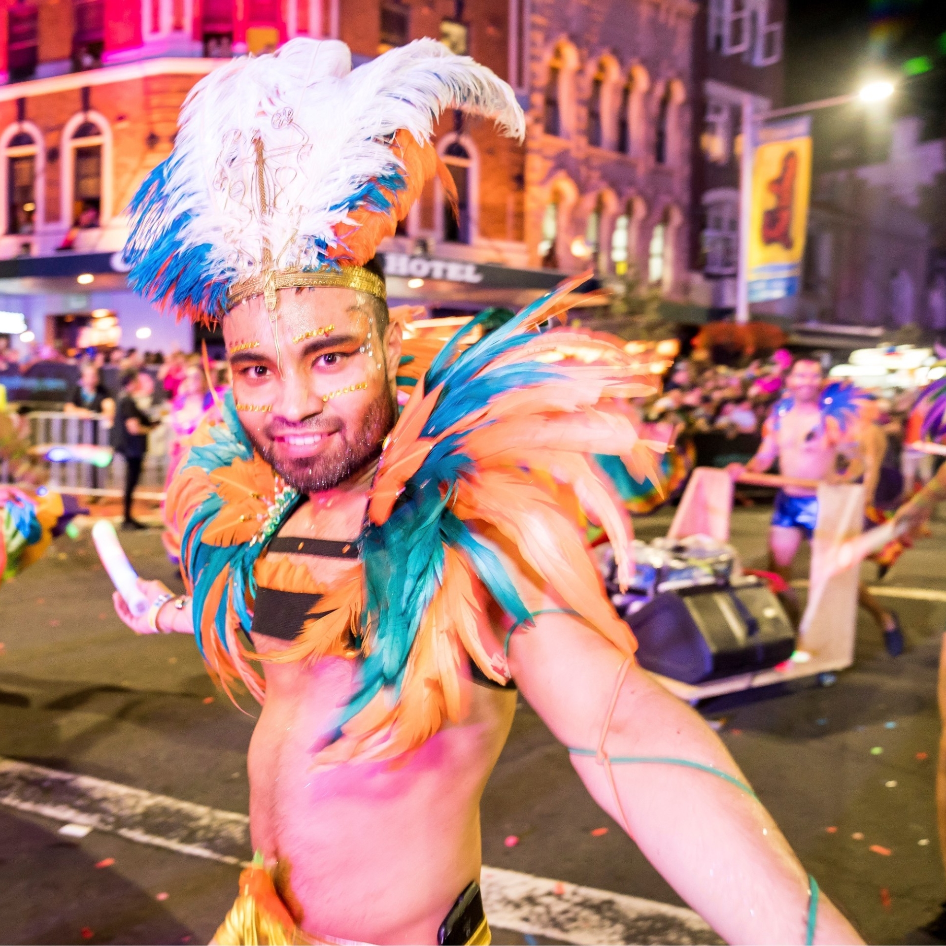 达令赫斯特 Mardi Gras 狂欢节游行中身着五颜六色服装的男人 © Jeffrey Feng 版权所有