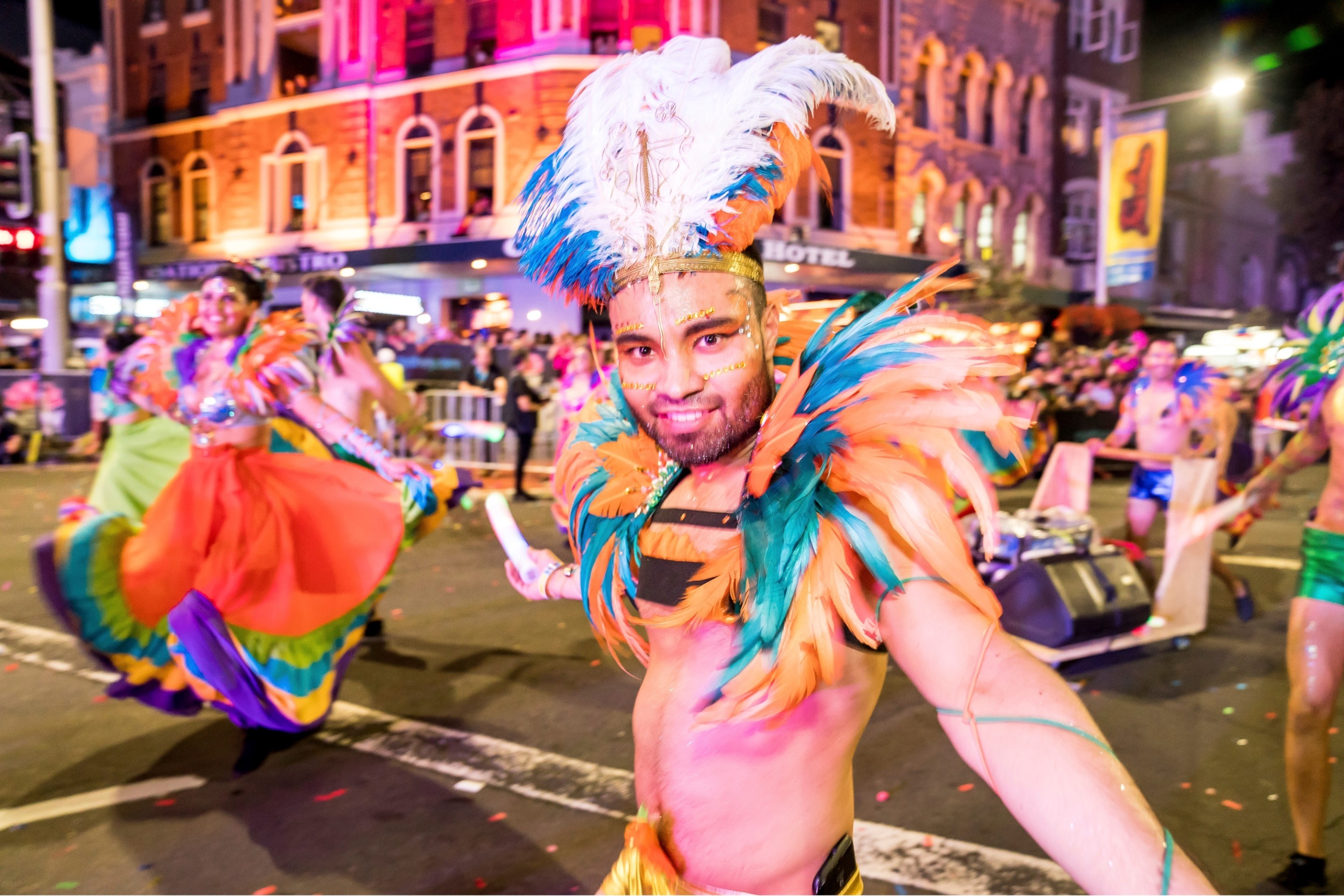 达令赫斯特 Mardi Gras 同志狂欢节游行中身着五颜六色服装的男人 © Jeffrey Feng 版权所有