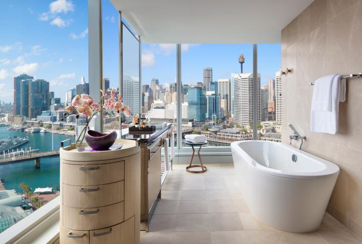 新南威尔士州，悉尼，悉尼达令港索菲特酒店，可欣赏风景的豪华浴室 © 悉尼达令港索菲特酒店版权所有