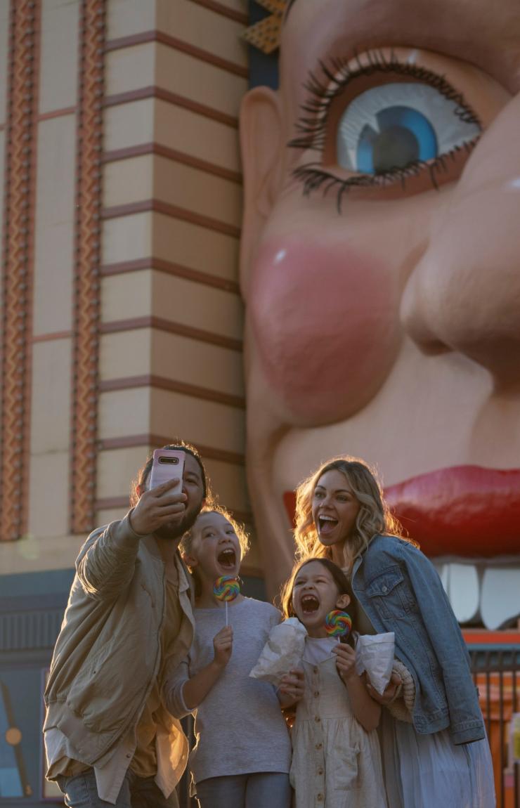 新南威尔士州，悉尼，一家人在月亮公园 © 新南威尔士州旅游局版权所有