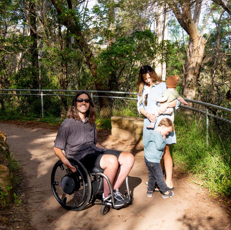 新南威尔士州，蓝山，一位坐轮椅的男子及其家人在山道上行走 © 澳大利亚旅游局版权所有