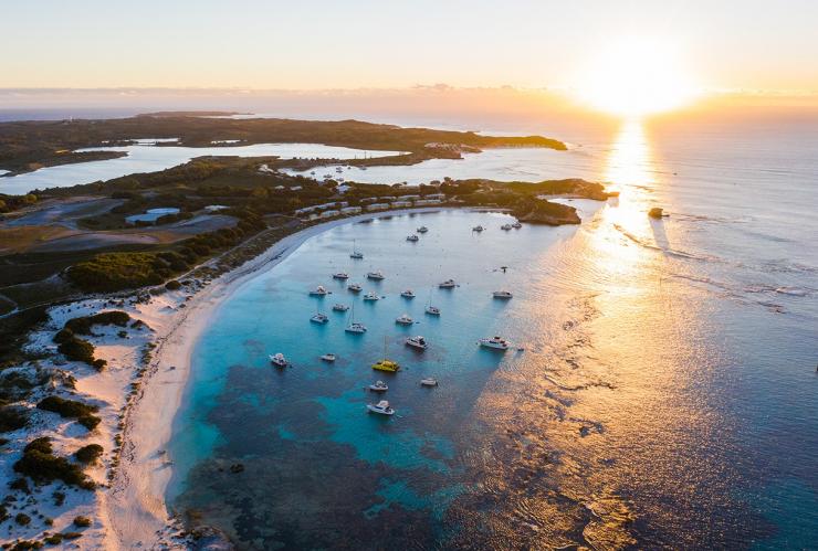 西澳大利亚州，珀斯，航拍罗特尼斯岛上的日落景色 © 澳大利亚旅游局版权所有