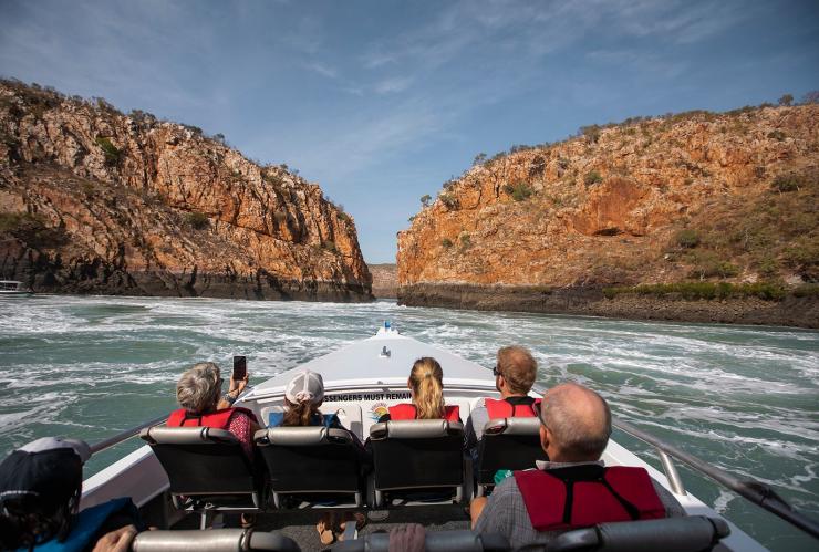 西澳大利亚州，金伯利，水平瀑布，瀑布上的快艇 © 澳大利亚旅游局版权所有