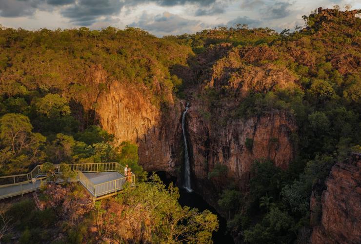 俯瞰视角下的托尔默瀑布（Tolmer Falls）和观景点。李治菲特国家公园提供真正的冒险体验，让你与大自然亲密接触。这里距离达尔文仅需一个多小时的行程，是当地人最喜爱的一日游景点，遍地瀑布、水潭和丛林步道，栖息着各种鸟类和野生动物。© 北领地旅游局 / Jason Charles Hill 版权所有