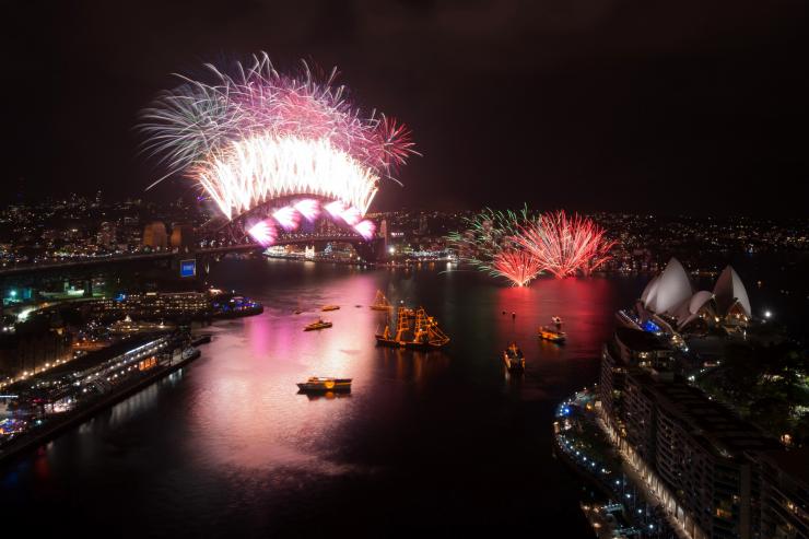 新南威尔士州，悉尼海港，新年前夜烟花表演 © 悉尼市政府版权所有