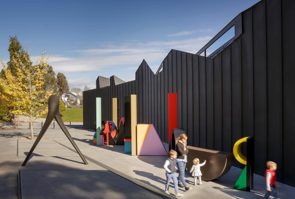 一家人在海德当代艺术博物馆的雕塑旁漫步 © 海德当代艺术博物馆版权所有