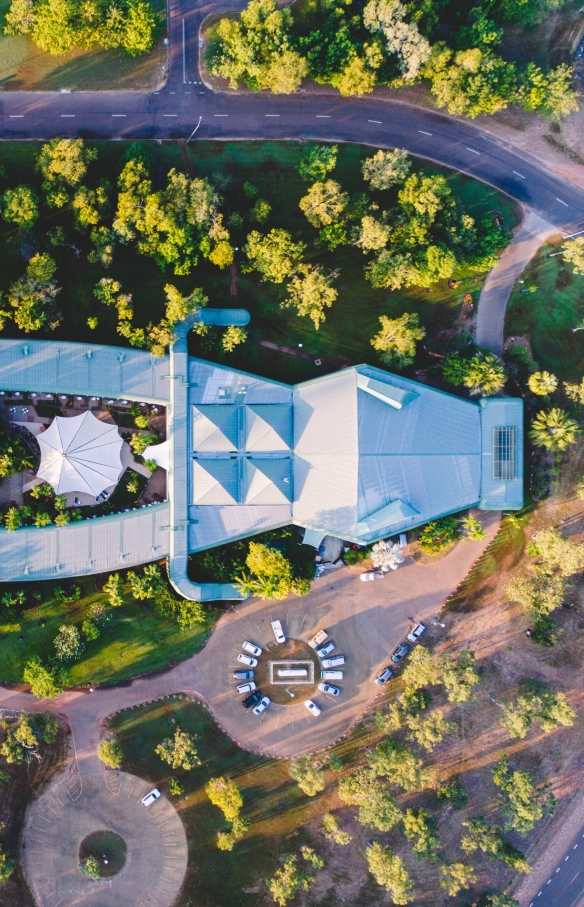 北领地，卡卡杜国家公园，形似鳄鱼的美居卡卡杜鳄鱼酒店的鸟瞰图 © 北领地旅游局/Salty Wings 版权所有