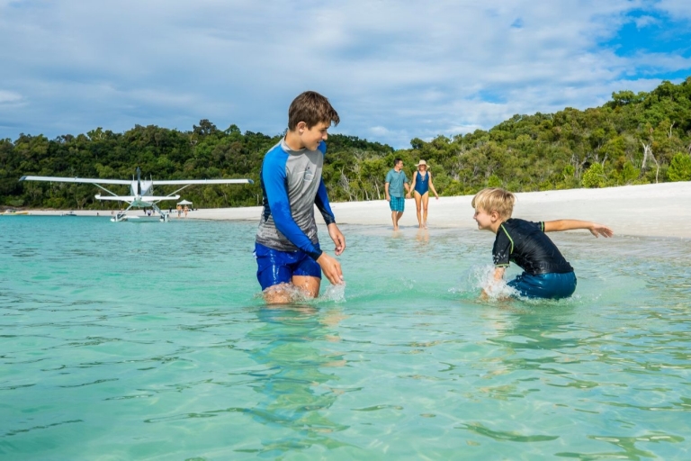 两个孩子在昆士兰州白天堂海滩戏水 © 昆士兰州旅游及活动推广局版权所有