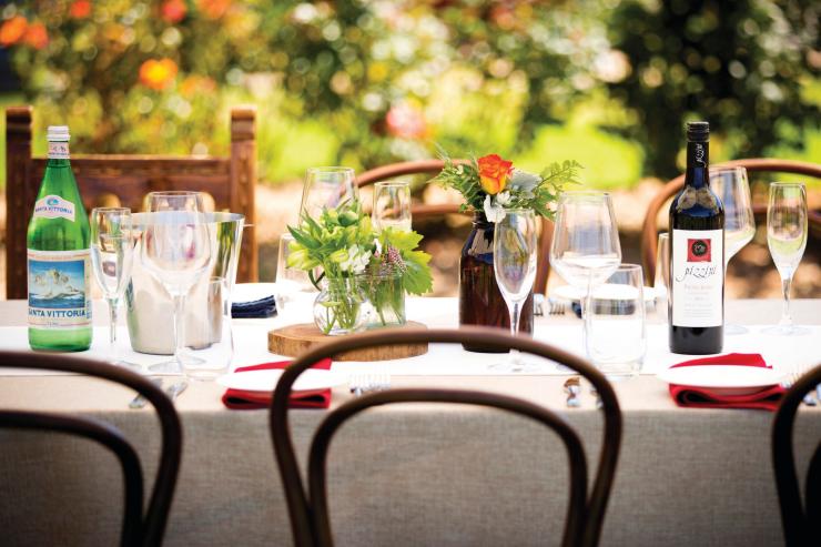 皮兹尼酒庄的餐桌椅和葡萄酒 © 皮兹尼酒庄版权所有
