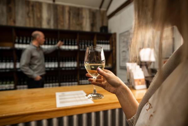 天瑞酒庄里一位女士端着一杯白葡萄酒正在品味 © Rob Mulally 版权所有