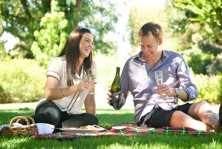 一对夫妇在布朗兄弟酒庄野餐时享用普罗赛克葡萄酒 © 维多利亚州旅游局版权所有
