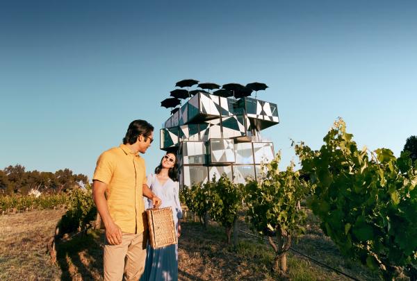 一对情侣在麦拿伦谷的黛伦堡魔方前，旁边放着野餐篮 © 澳大利亚旅游局版权所有