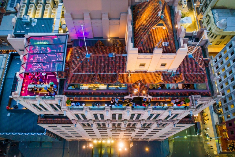 南澳大利亚州,阿德莱德,梅费尔酒店轩尼诗屋顶酒吧鸟瞰图,这里亮着浪漫的粉色灯光,人潮涌动,畅饮正酣 © 梅费尔酒店版权所有 南澳大利亚州,阿德莱德,梅费尔酒店轩尼诗屋顶酒吧鸟瞰图,这里亮着浪漫的粉色灯光,人潮涌动,畅饮正酣 © 梅费尔酒店版权所有