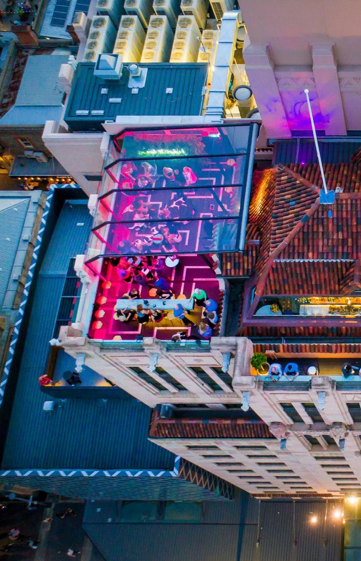 南澳大利亚州，阿德莱德，梅费尔酒店轩尼诗屋顶酒吧鸟瞰图，这里亮着浪漫的粉色灯光，人潮涌动，畅饮正酣 © 梅费尔酒店版权所有