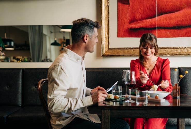 一对情侣在霍巴特的 Fico 餐厅用餐 © Osborne Images/塔斯马尼亚旅游局版权所有
