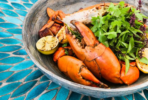 棕榈湾 Nu Nu 餐厅的铁锅炒昆士兰州北部泥蟹 © Sara Oliveira/Nu Nu 餐厅版权所有