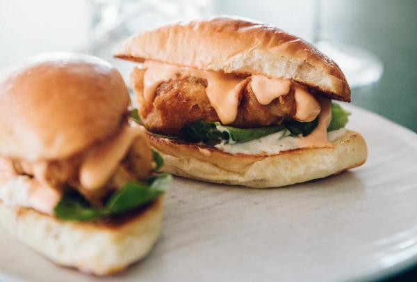 Rick Shores 的摩顿湾小龙虾肉汉堡 © 昆士兰州旅游及活动推广局版权所有