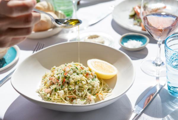 努沙岬的 Ricky's River 酒吧和餐厅的旭蟹意面菜肴 © 努沙旅游局版权所有