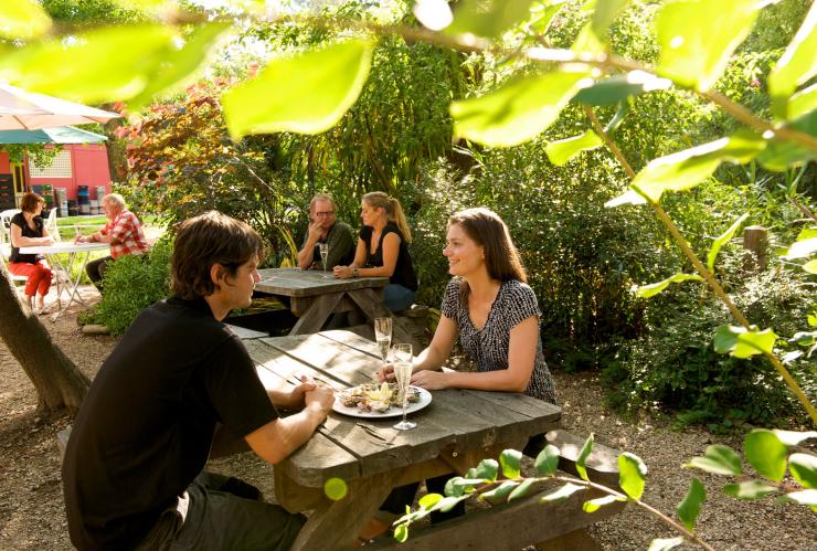 在国王谷山景酒店的普罗赛克葡萄酒和生蚝打折时段，一对情侣在用餐 © 维多利亚州旅游局版权所有