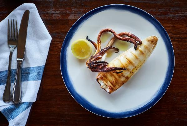 艾瑞斯河口 A La Grecque 餐厅的章鱼菜肴 © Luis Ferreiro 版权所有